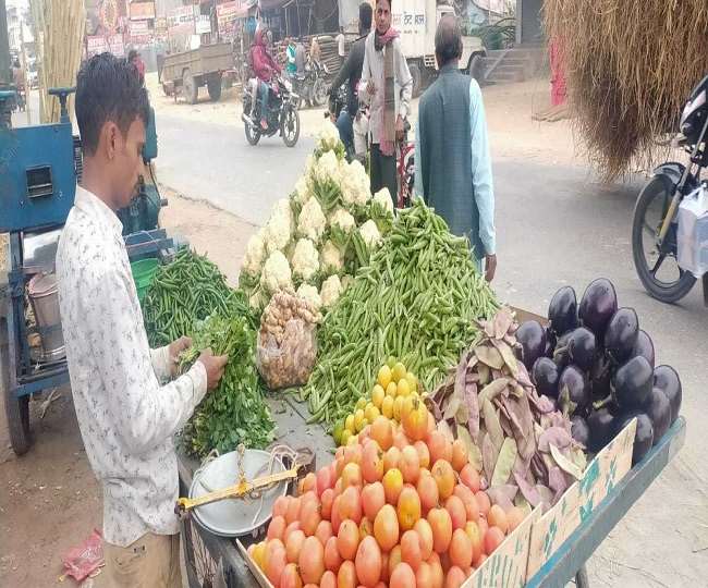 West Champaran : ठंड में भी गरम है हरी सब्जियों के दाम, ग्राहकों की जेब पर महंगाई की मार