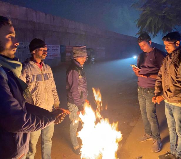 शीतलहर से ठिठुरे लोग, कोहरा से थमी वाहनों रफ्तार