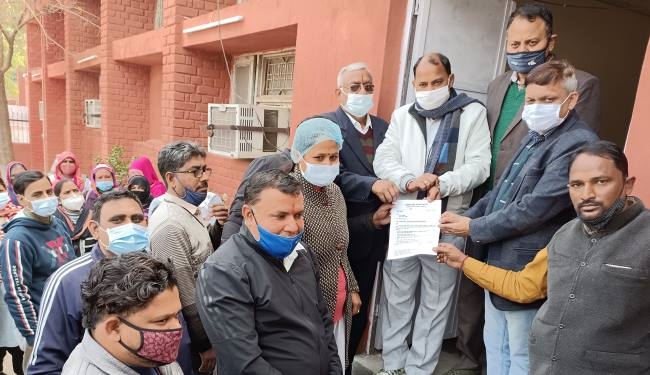 कर्मचारियों की बहाली को लेकर सौंपा ज्ञापन