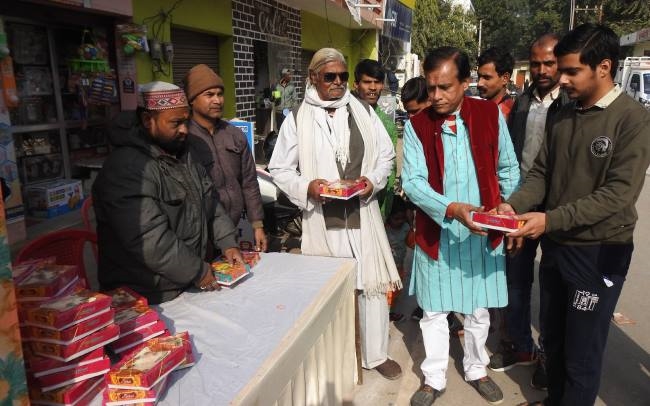 संक्रमण देख भंडारे में नहीं हुआ सामूहिक भोज, बांटे लंच पैकेट