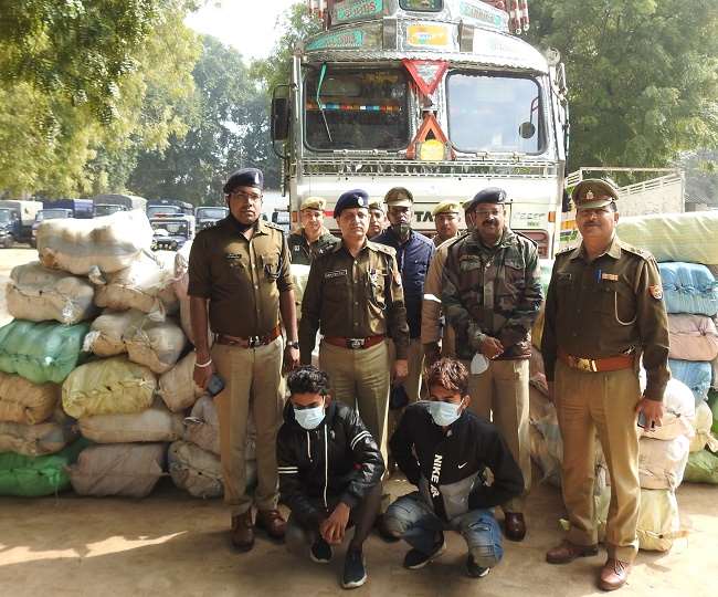 हमीरपुर : ट्रक में लोहे के चूरे से छिपा रखा था गांजा, पुलिस में 40 बोरियां समेत 2 को किया गिरफ्तार