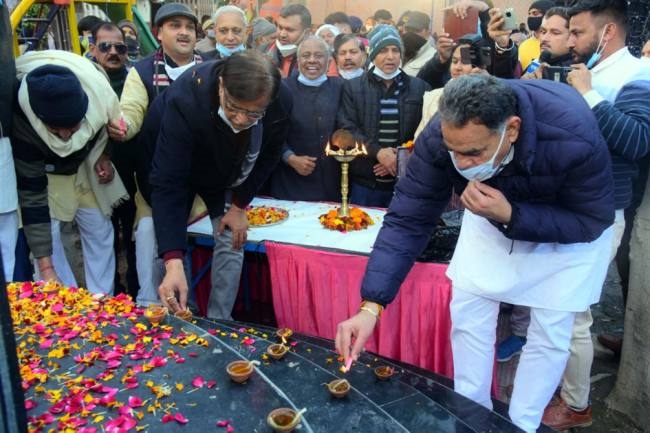 धनखड़ ने लाल सड़क पर दीप जलाकर दी शहीदों को श्रद्धांजलि