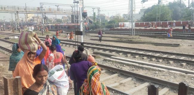 फुट ओवर ब्रिज हुआ बेकार, जोखिम है बरकरार