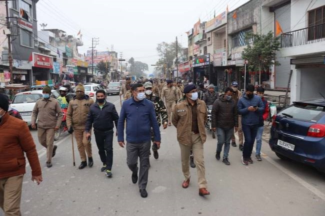 डीएम व एसएसपी के नेतृत्व में फ्लैग मार्च किया