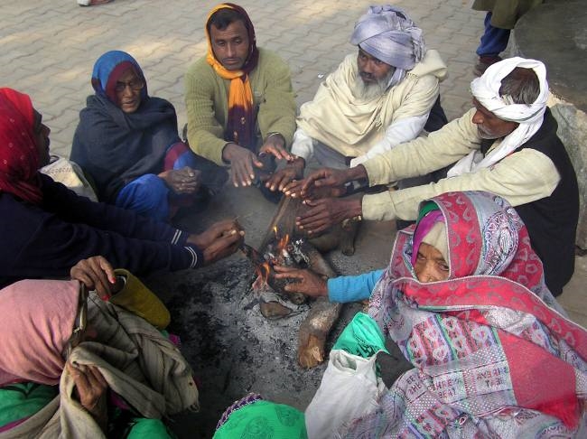 ठंड का सितम जारी, गलन से घरों में कैद हुए लोग