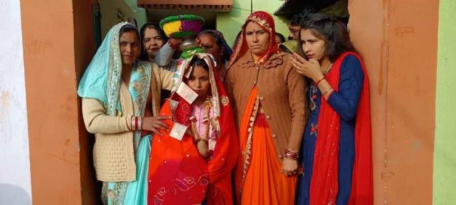 कन्या के जन्म पर किया कुआं पूजन