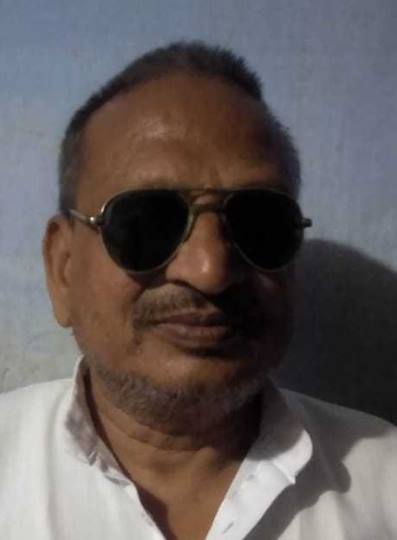 आंखों की रोशनी जाने के बाद भी शिक्षक छात्रों को दे रहा शिक्षा