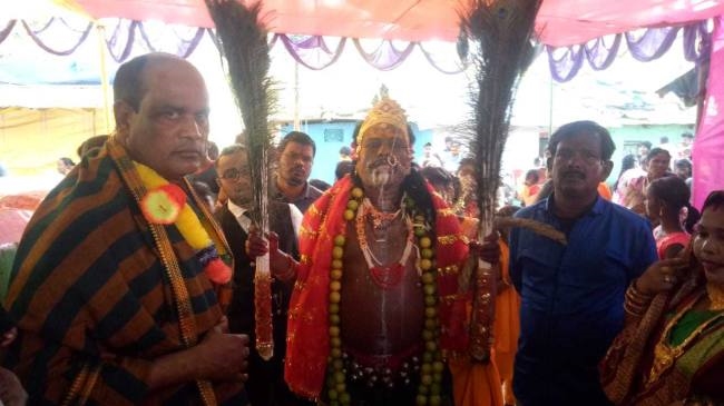 अंगारों पर चलकर की मां मंगला की आराधना