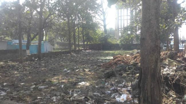 नेताजी के नाम पर बना पार्क, बन गया कूड़ादान