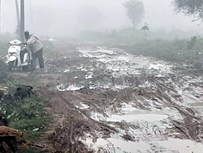 बदहाल हुए संपर्क मार्ग, हादसों से आशंकित ग्रामीण