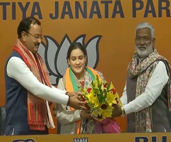 यूपी चुनाव 2022 से पहले सपा को बड़ा झटका, मुलायम सिंह यादव की बहू अपर्णा यादव भाजपा में शामिल