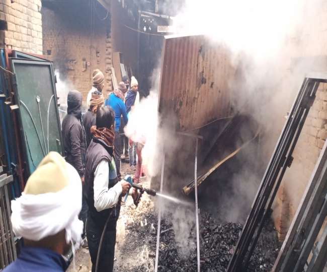 बागपत में फर्नीचर के गोदाम में आग से अफरातफरी, मालिक भी झुलसा