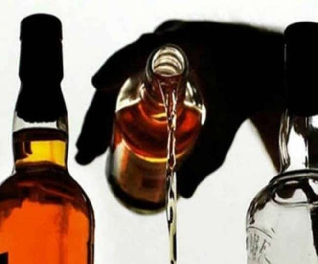 महोबा : चुनाव में खपाने के लिए तैयार की जा रही थी अवैध शराब, पुलिस ने दबिश देकर तीन महिलाओं को पकड़ा
