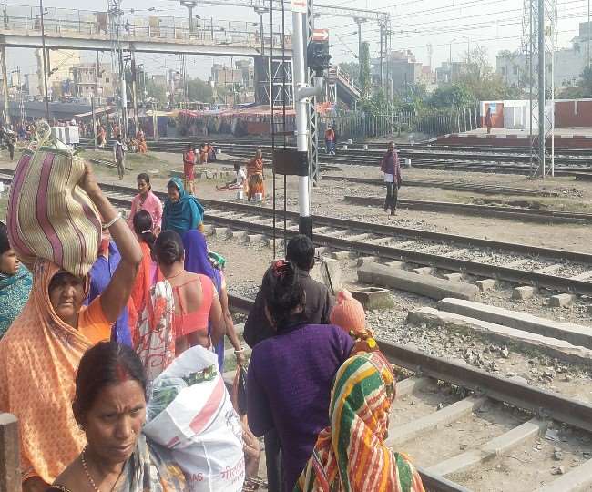 खगड़िया रेलवे स्टेशन पर ट्रेन पकड़ने से ज्यादा ई रिक्शा पकड़ने वालों की भीड़, जान हथेली पर रखकर पार करते हैं पटरी