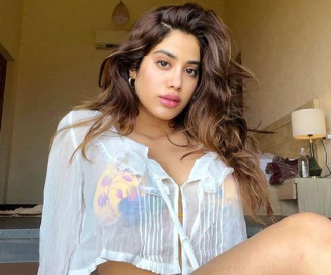 Janhvi Kapoor ने हॉट मोनोकोनी पहन पानी में लगाई आग, बोल्ड तस्वीरें देख हैरान हुआ फैंस