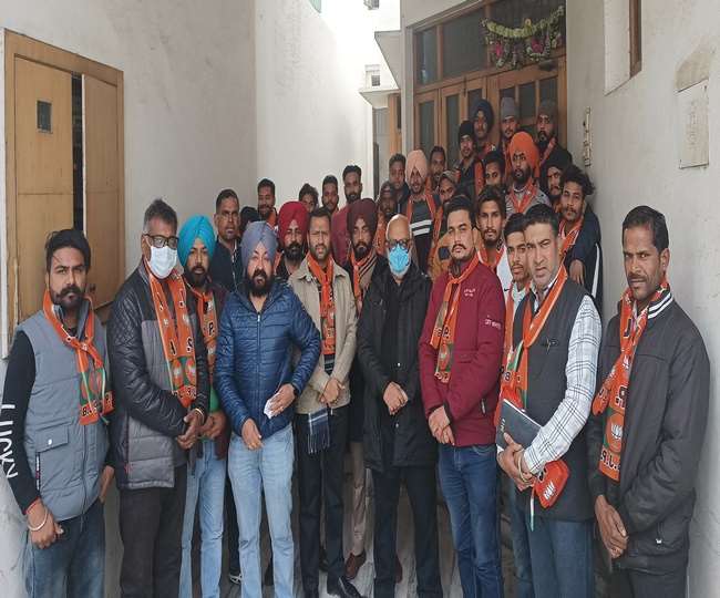 पंजाब चुनाव 2022: लुधियाना के गांव रसूलड़ा में भाजपा में शामिल हुए कई युवा, बेदी ने किया स्वागत