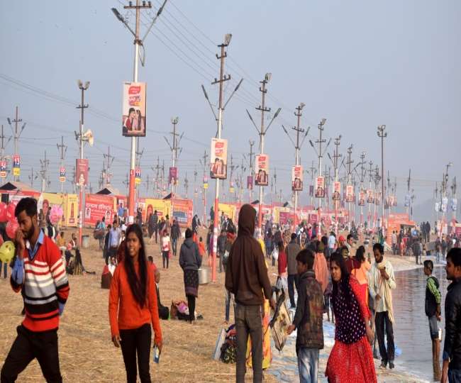 माघ मेले में पैसों के साथ पुण्य भी कमा रहे ये दुकानदार, जानिए आखिर क्या करते हैं वे सुबह सुबह
