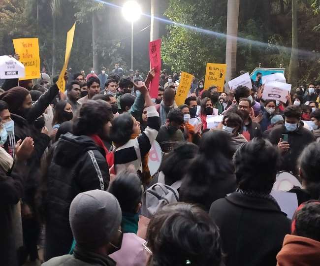 जेएनयू छात्रा से छेड़छाड़ मामले में ठोस कार्रवाई न होने से एबीवीपी ने भी किया प्रदर्शन