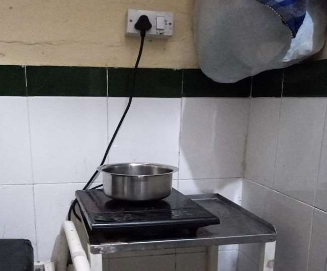 पिथौरागढ़ जिला अस्पताल में अब मोमबत्ती से नहीं गर्म होगा दूध, इंडक्शन के साथ स्टाफ नर्स ने संभाली व्यवस्था