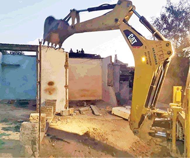 Madhya Pradesh: हिंदुओं की शिकायत के बाद मप्र के रतलाम के गांव सुराना में प्रशासन ने तोड़े अवैध निर्माण