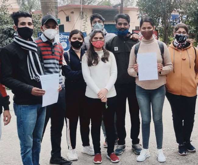 कोरोना संक्रमण के बीच परीक्षा कराने के विरोध में उतरे छात्र, कुलपति को भेजा ज्ञापन