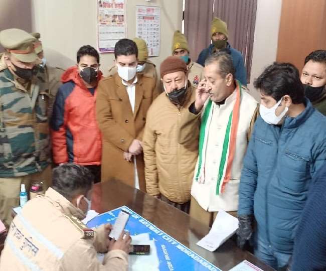 पुलिस ने कांग्रेस कार्यालय पर लगे बैनर फाड़े, जिलाध्यक्ष ने कोतवाली में जाकर जानें और क्या शिकायत की