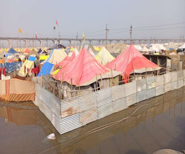 माघ मेला में पानी से त्राहि त्राहि, गंगा का जल स्तर बढ़ने और कटान से शिविरों में घुसा पानी