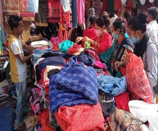 कड़ाके की ठंड से प्रयागराज में चमका गर्म कपड़ों का बाजार, खूब बिके जैकेट, स्वेटर औऱ शाल