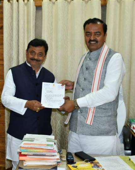 सड़कों के निर्माण के लिए उप मुख्यमंत्री को पत्र