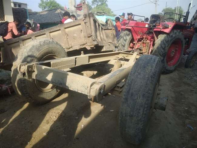 बिहार में टला बड़ा रेल हादसा, मुंबई से प्रवासियों को लेकर आती कर्मभूमि एक्सप्रेस ट्रेन सीतामढ़ी में ट्रैक्टर ट्रॉली से टकराई