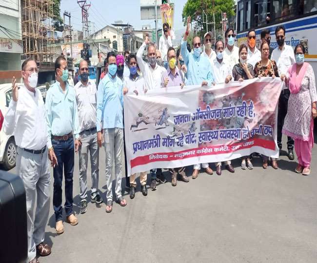 कांग्रेस कार्यकर्त्ताओं ने स्वास्थ्य सुविधाएं बढ़ाने की रखी मांग, प्रदेश सरकार का पुतला फूंका