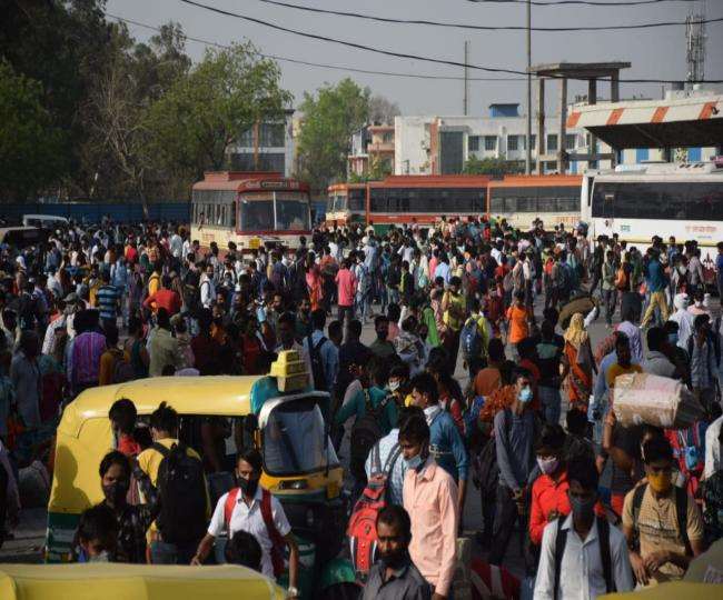 Lockdown in Delhi: सीएम केजरीवाल ने कहा न छोड़ें दिल्ली फिर भी रेलवे स्टेशन व बस अड्डे की ओर चल दिए लोग, बढ़ गई भीड़