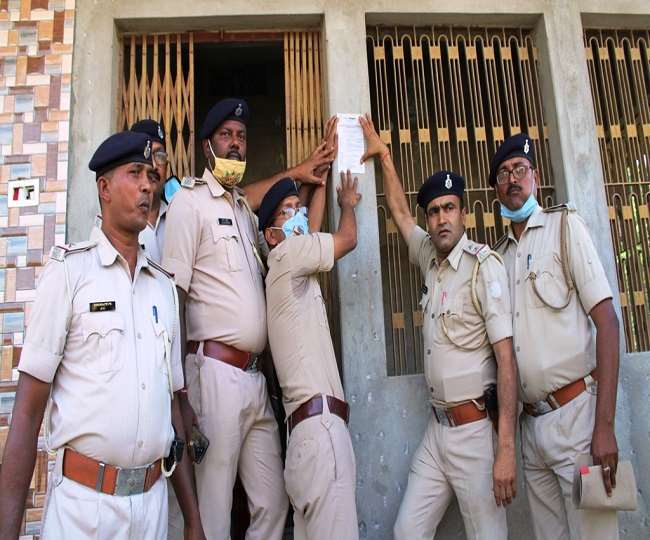 मधुबनी नरसंहार: 11 फरार अरोपितोंं के घर चिपकाया इश्तेहार, अचल संपत्ति जब्त करने की दिशा में कार्रवाई
