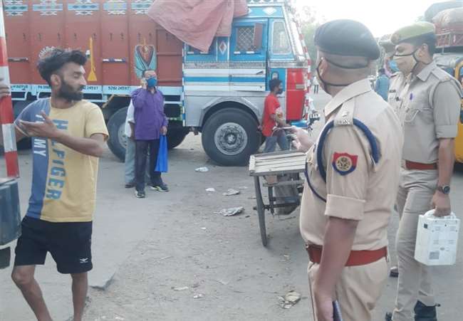 बरेली में बिना मास्क लगाए घर से निकलने पर 141 लोगों का पुलिस ने चालान कर वसूला जुर्माना