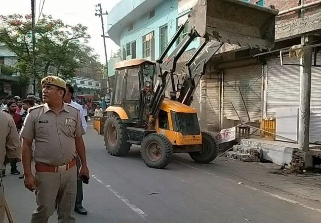 दूसरे दिन भी चला बुलडोर, सड़कों से साफ हुआ अतिक्रमण