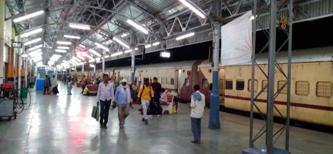आंधी-बारिश का ट्रेनों पर असर, जहां-तहां रुकी रहीं गाड़ियां