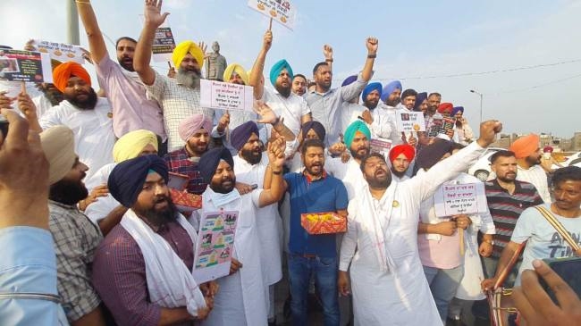 विधायकों के बच्चों को नौकरी देने के खिलाफ यूथ अकाली वर्करों का प्रदर्शन