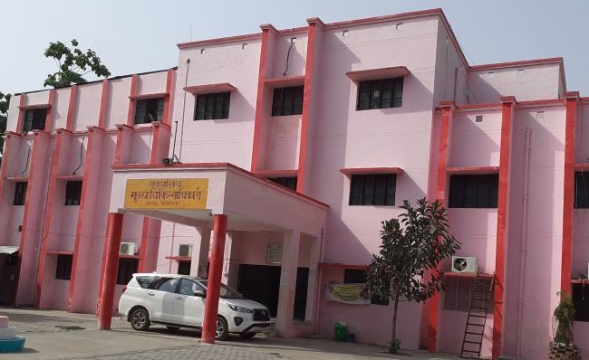 सात साल से जमे फिसड्डी अधीक्षकों पर कार्रवाई से डर रहा प्रशासन