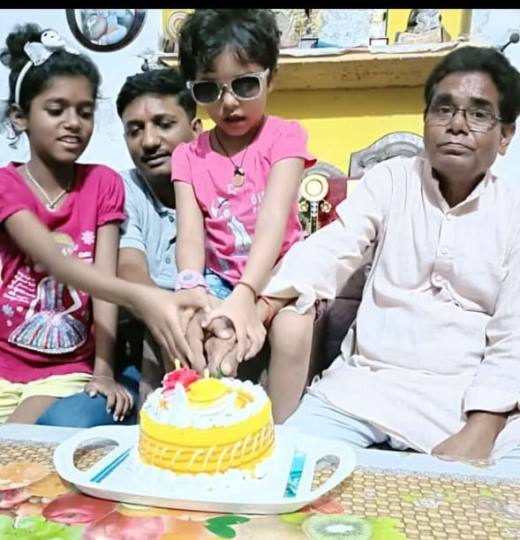 पिता को सम्मान व उपहार देकर लिया आशीर्वाद