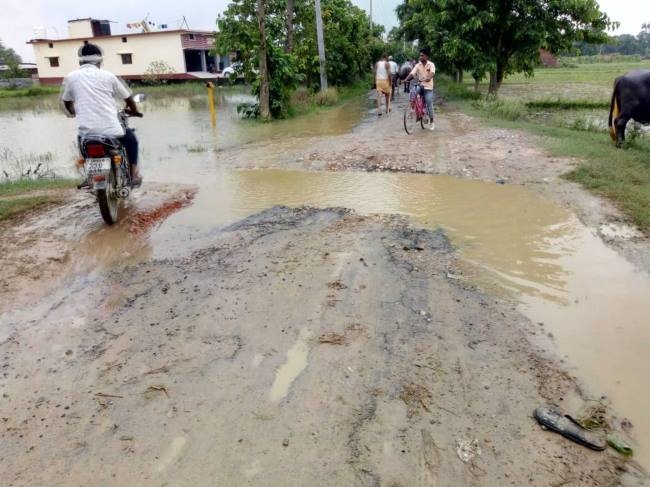 टूटी सड़कें, गड्ढ़ों में भरा बारिश का पानी