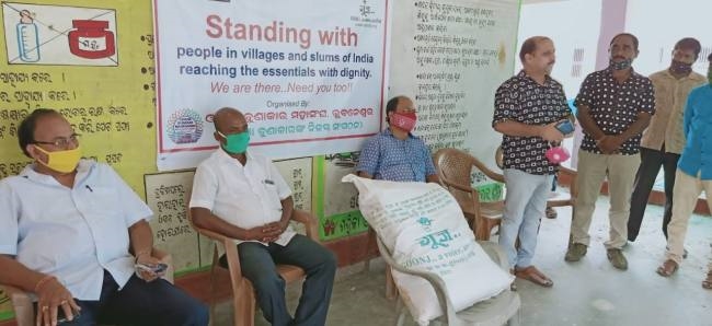 बुनकर परिवारों के बीच खाद्य सामग्री वितरित
