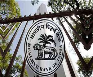 PMC Bank fraud: RBI के बाहर प्रदर्शन कर रही बुजुर्ग महिला की तबीयत बिगड़ी