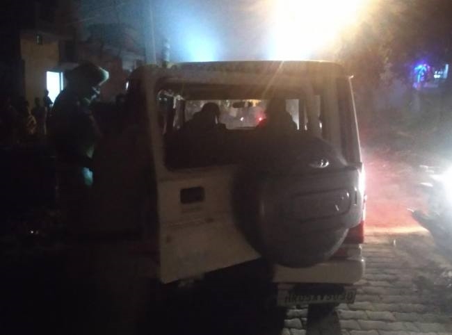 रास्ता रोककर किया पथराव, पुलिस वाहन का शीशा तोड़ा