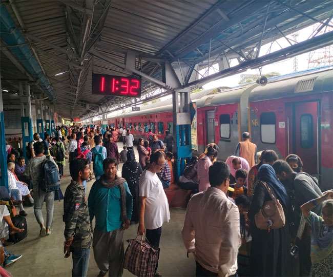बिहार-यूपी की कई ट्रेनों का रूट बदलकर चलाया गया, सिवान-गोरखपुर के बीच घंटों परेशान होते रहे यात्री
