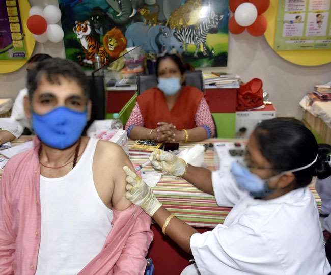 बिहार में मर चुके लोगों को लग रहा कोरोना का टीका, शेखपुरा में गड़बड़ी पकड़ी गई तो मामूली कर्मचारी पर फोड़ा ठीकरा