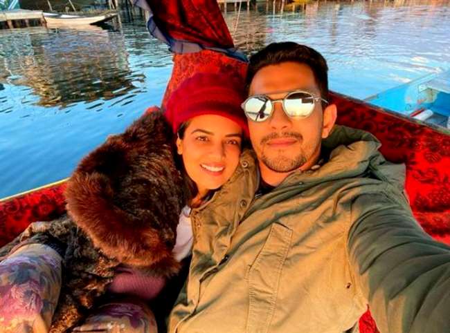 Aditya Narayan Honeymoon Photo: आदित्य नारायण ने हनीमून के दौरान उठाया डल झील का लुत्फ, दिखा रोमांटिक अंदाज