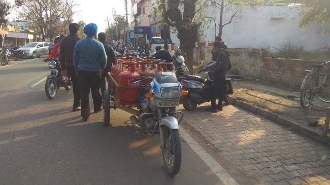 ये नहीं मानते भइया, दोपहिया को कर दिया तीन पहिया