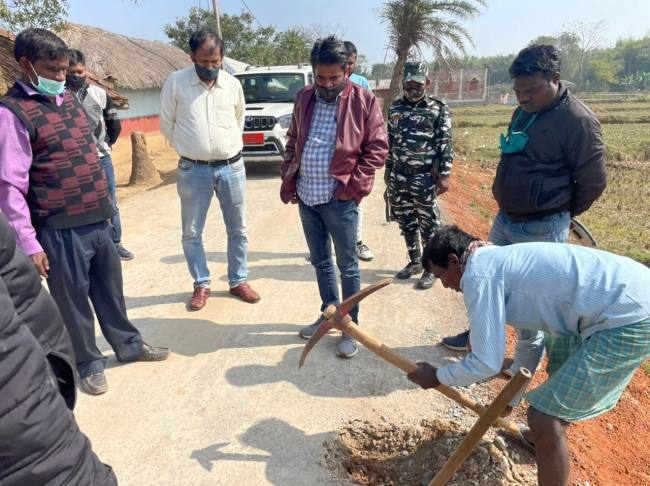 सड़क निर्माण में छह की जगह तीन इंच डाला पत्थर