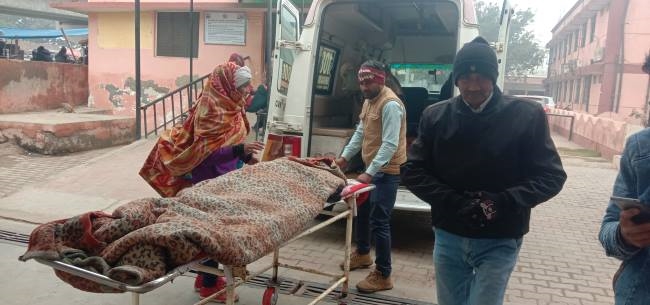 ठंड से ठिठुरीं अंगुलियां, तिरपाल बांधते समय गिरा ट्रक क्लीनर