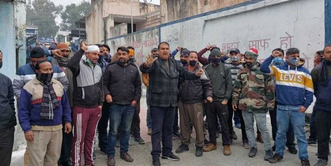 लखनपुर हाईवे टोल प्लाजा पर वाहन चालकों का फूटा गुस्सा